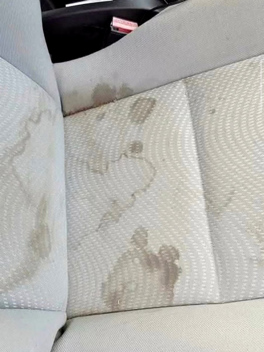 Siège auto taché avant nettoyage